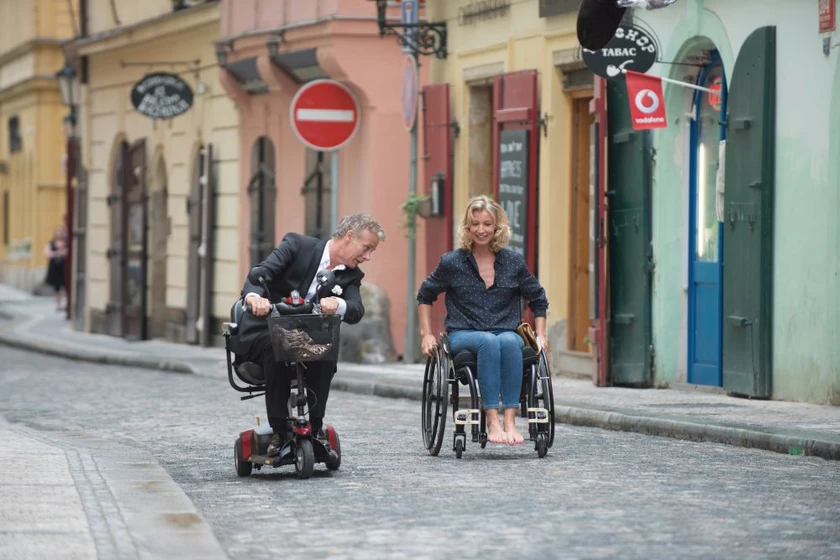 Franck Dubosc y Alexandra Lamy en sobre-ruedas