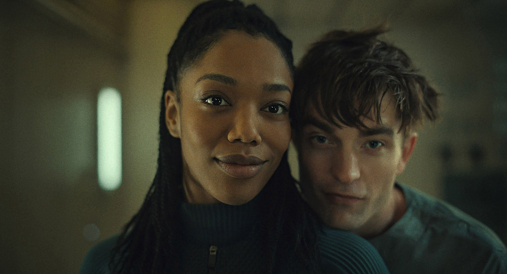 Robert Pattinson y Naomi Ackie en Mickey 17