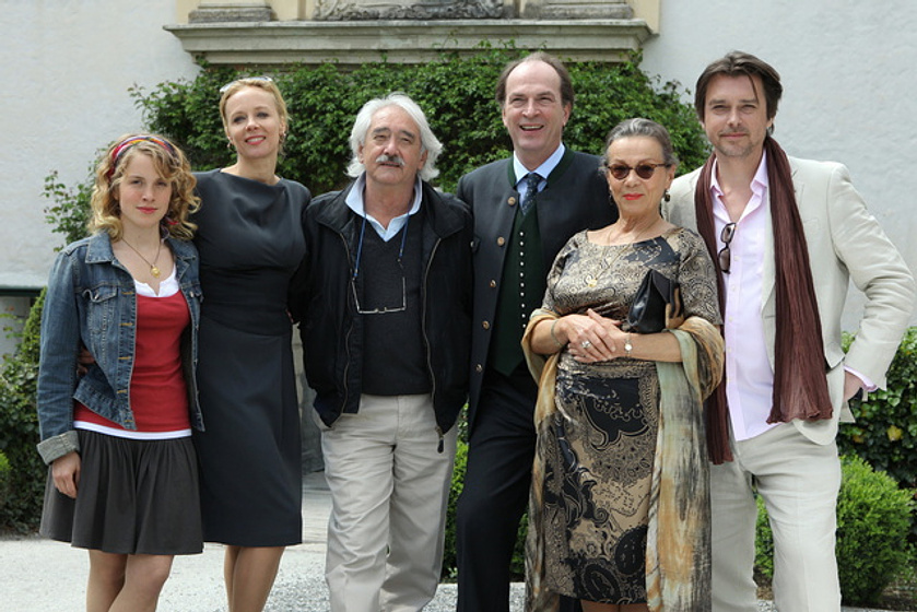 Herbert Knaup, Katja Riemann, Xaver Schwarzenberger, Paula Kalenberg, Krista Stadler y Hary Prinz en El Secreto de Clarissa