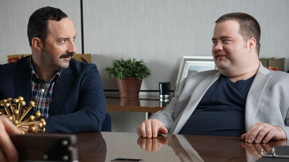 Tony Hale y Paul Walter Hauser en querida-elizabeth