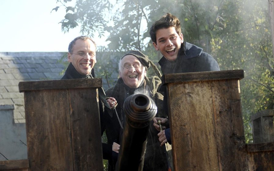 Ewen Bremner, Jeremy Irvine y Ralph Ineson en Grandes Esperanzas