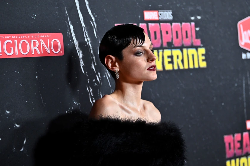 Emma Corrin en deadpool-y-lobezno