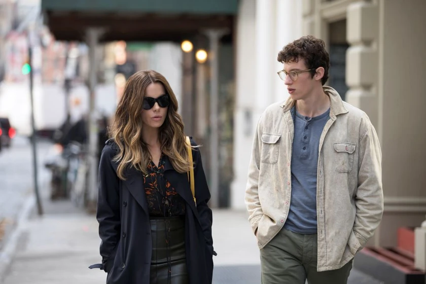 Kate Beckinsale y Callum Turner en cancion-de-nueva-york