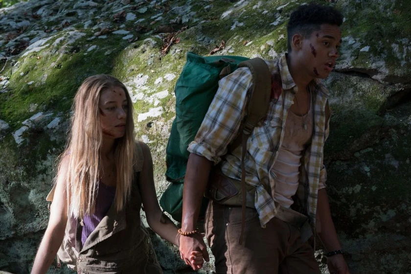 Charlotte Vega y Adain Bradley en wrong-turn-sendero-al-infierno