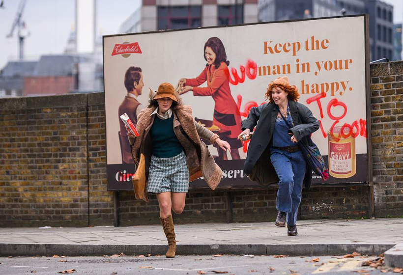 Keira Knightley y Jessie Buckley en Rompiendo las normas