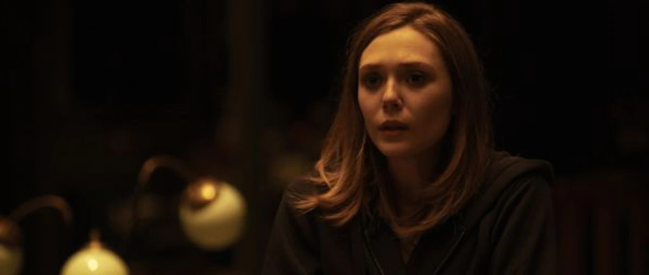 Elizabeth Olsen en luces-rojas