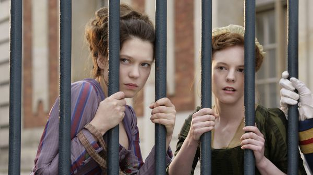 Julie-Marie Parmentier y Léa Seydoux en Adiós a la Reina