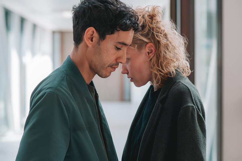 Julia Franz Richter y Adam Bessa en La Red Fantasma