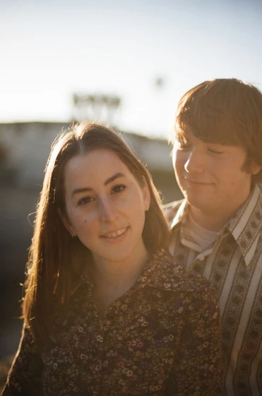 Alana Haim y Cooper Hoffman en licorice-pizza