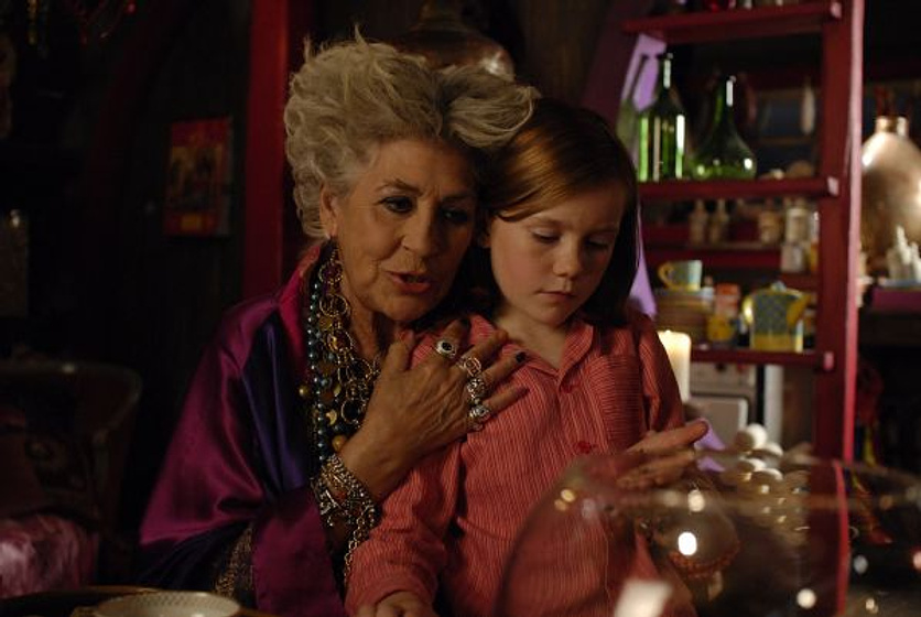 Pilar Bardem y Alina Freund en Kika superbruja y el libro de hechizos