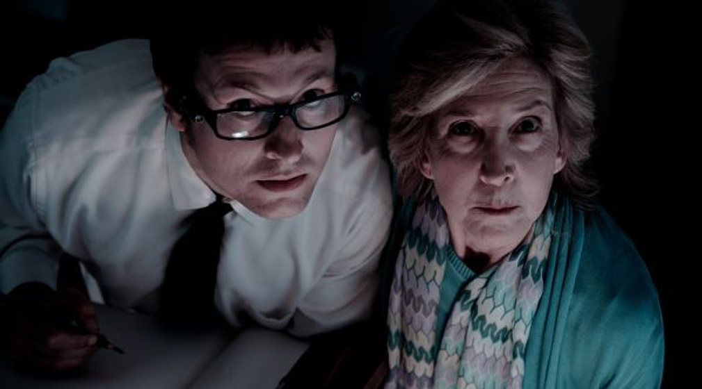 Lin Shaye y Leigh Whannell en Insidious