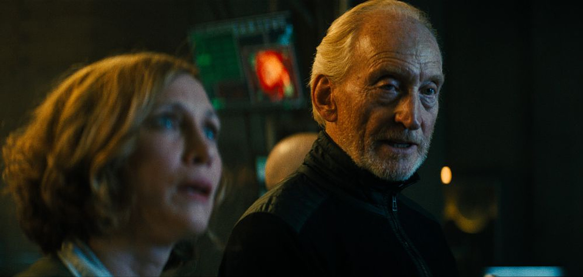 Charles Dance y Vera Farmiga en Godzilla. Rey de los Monstruos