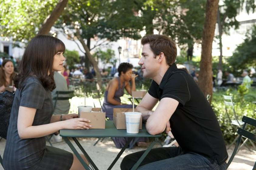 Ginnifer Goodwin y John Krasinski en Algo prestado