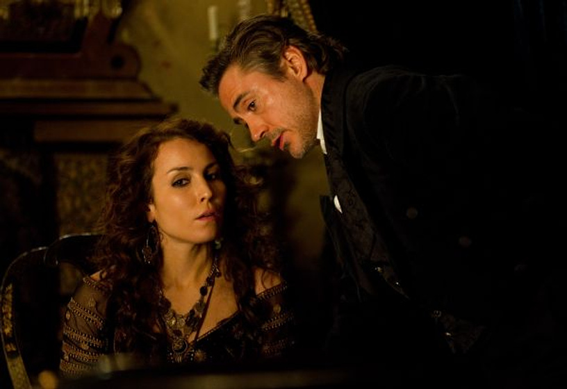Robert Downey Jr. y Noomi Rapace en Sherlock Holmes: Juego de sombras