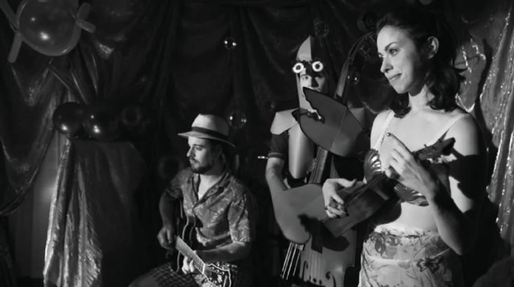 Emily Young, Christopher Hirsh y Miguel Rosales en god-of-love