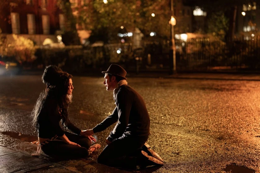 Jack O'Connell y Marisa Abela en Back to Black