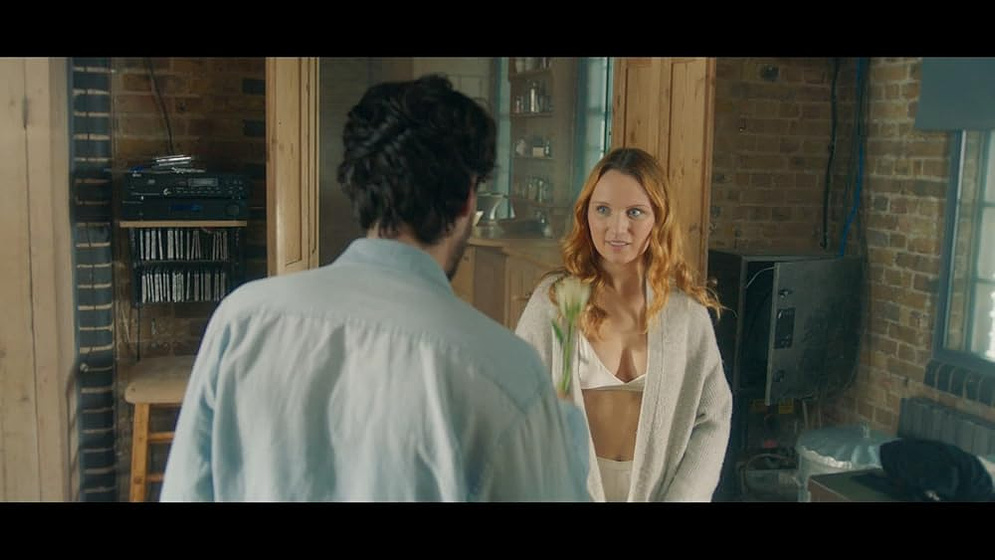 Emily Berrington en Un Extraño en Nuestra Cama