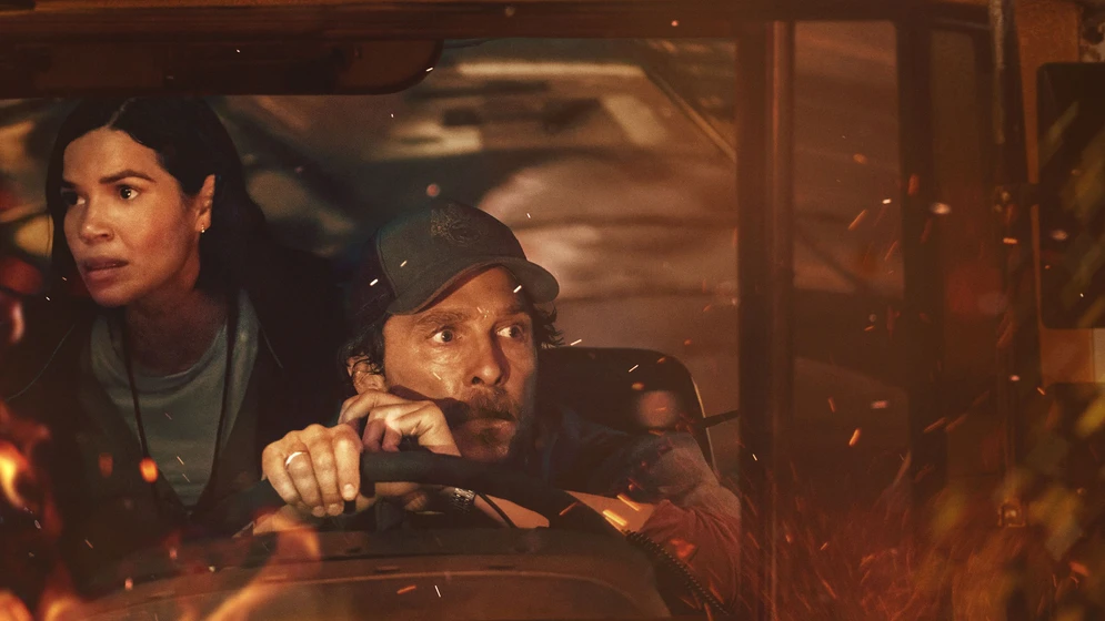 Matthew McConaughey y America Ferrera en laberinto-en-llamas