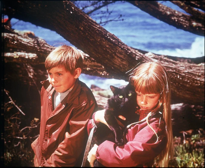 Kim Richards y Ike Eisenmann en la-montana-embrujada-1975