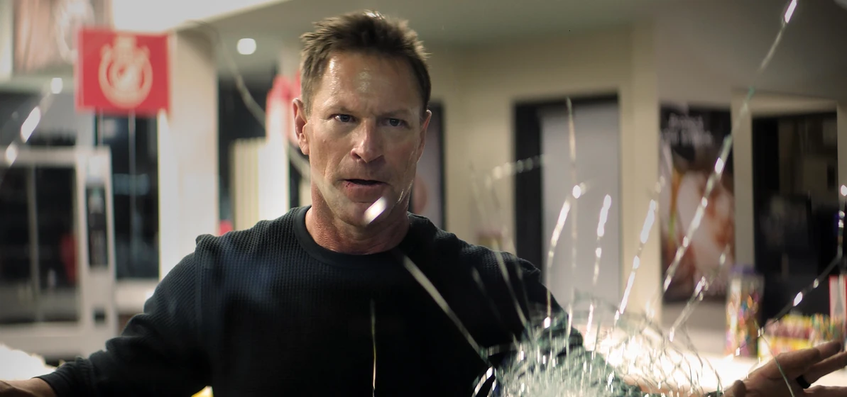 Aaron Eckhart en ajuste-de-cuentas-muzzle