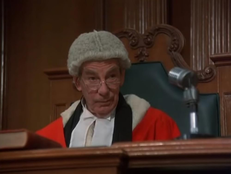 Michael Gough en Testigo de Cargo