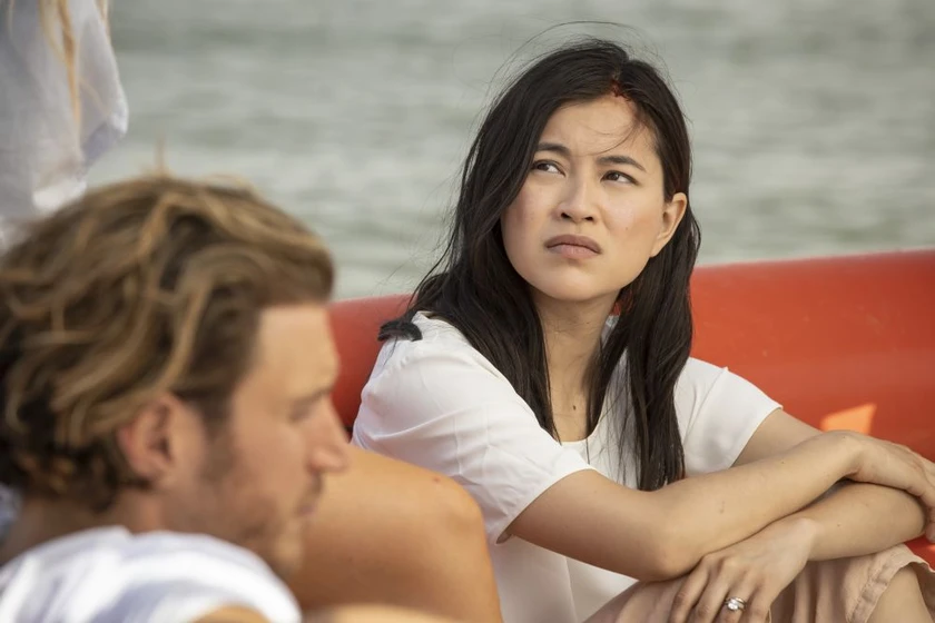 Aaron Jakubenko y Kimie Tsukakoshi en tiburon-blanco
