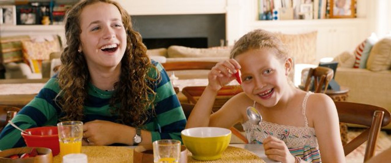 Maude Apatow y Iris Apatow en Si Fuera fácil