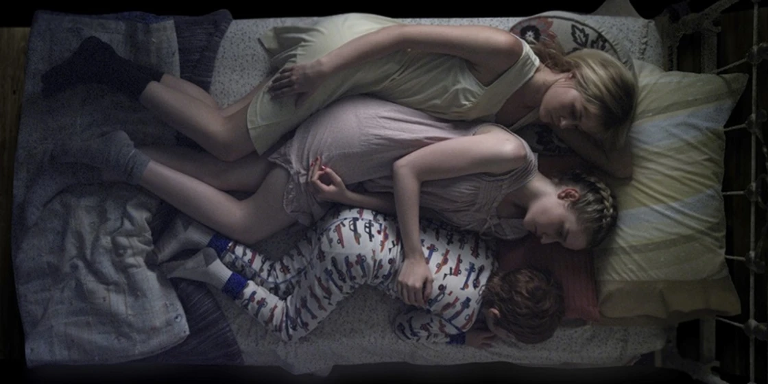 Julia Garner y Ambyr Childers en Somos lo que somos