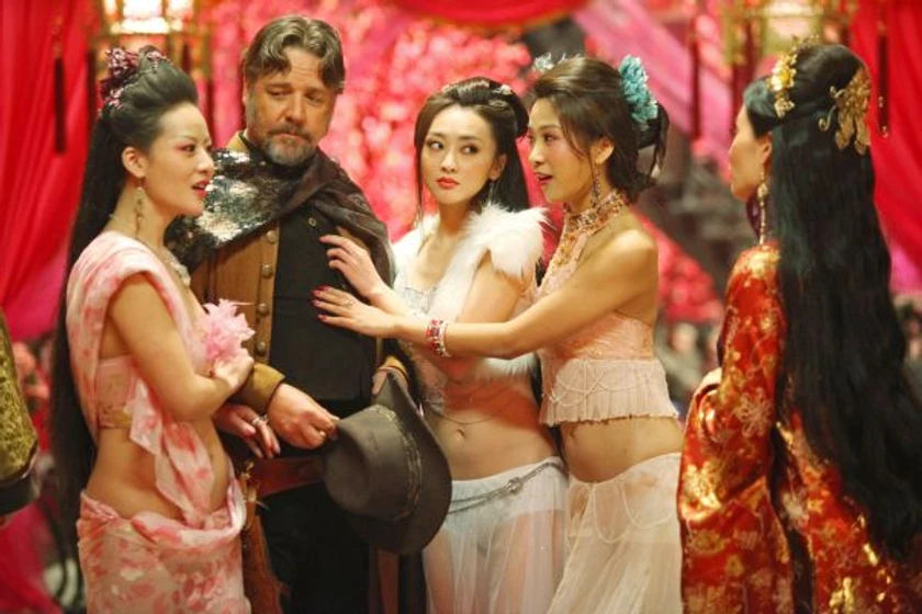 Russell Crowe y Jamie Chung en el-hombre-con-los-punos-de-hierro
