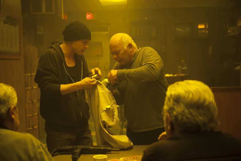 Michael Pitt y Burt Young en robo-a-la-mafia