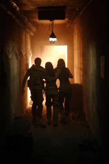 Daniella Alonso y Jessica Stroup en El Retorno de los Malditos