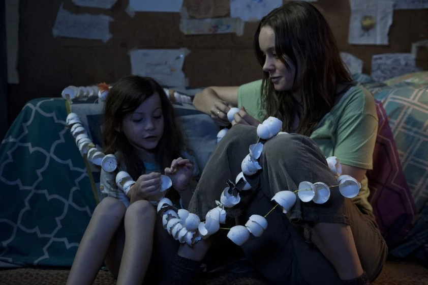 Brie Larson y Jacob Tremblay en la-habitacion-2015