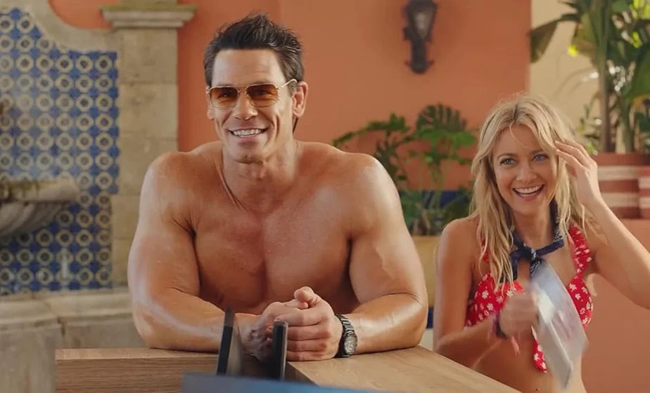 John Cena y Meredith Hagner en amigos-pasajeros