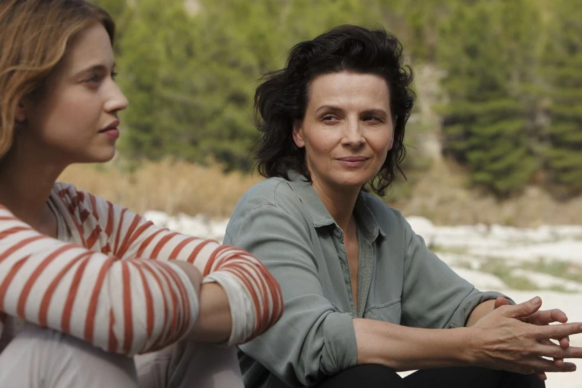 Juliette Binoche y Lou de Laâge en la-espera-2015