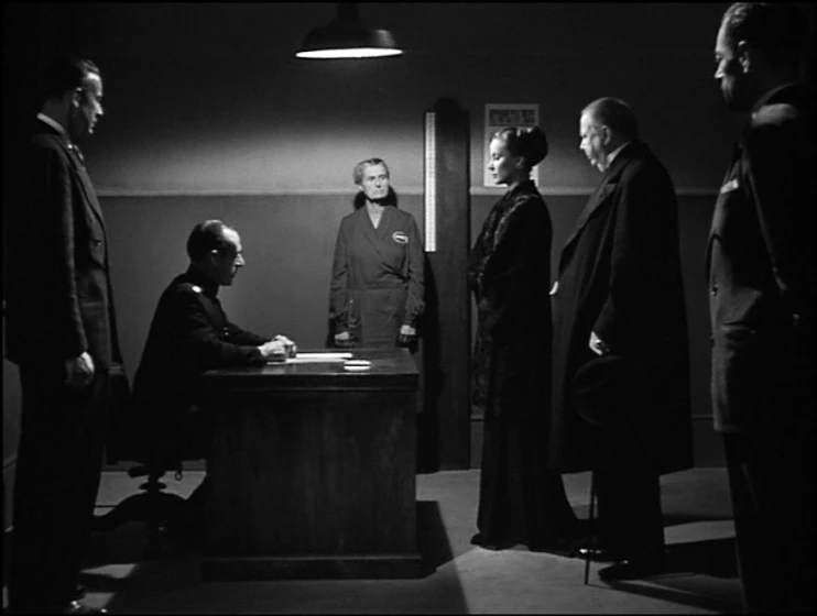Alida Valli y Charles Coburn en el-proceso-paradine