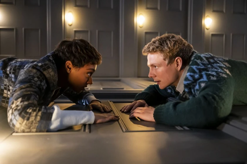 Patrick Gibson y Sophie Wilde en la-puerta-magica