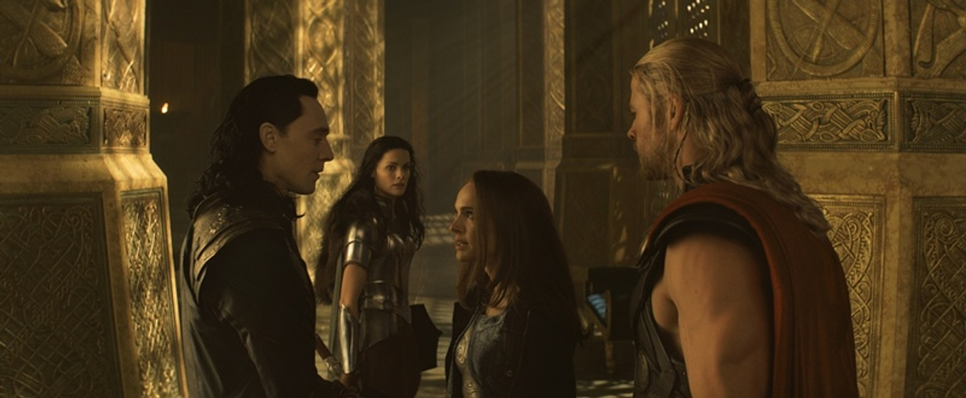 Natalie Portman, Jaimie Alexander, Tom Hiddleston y Chris Hemsworth en Thor. El Mundo Oscuro