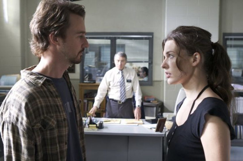 Edward Norton y Milla Jovovich en Stone