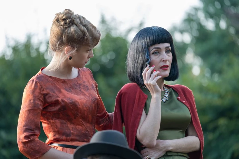 Gillian Anderson y Stefanie Martini en la-casa-torcida