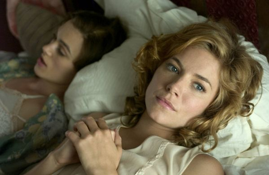 Keira Knightley y Sienna Miller en En el límite del amor