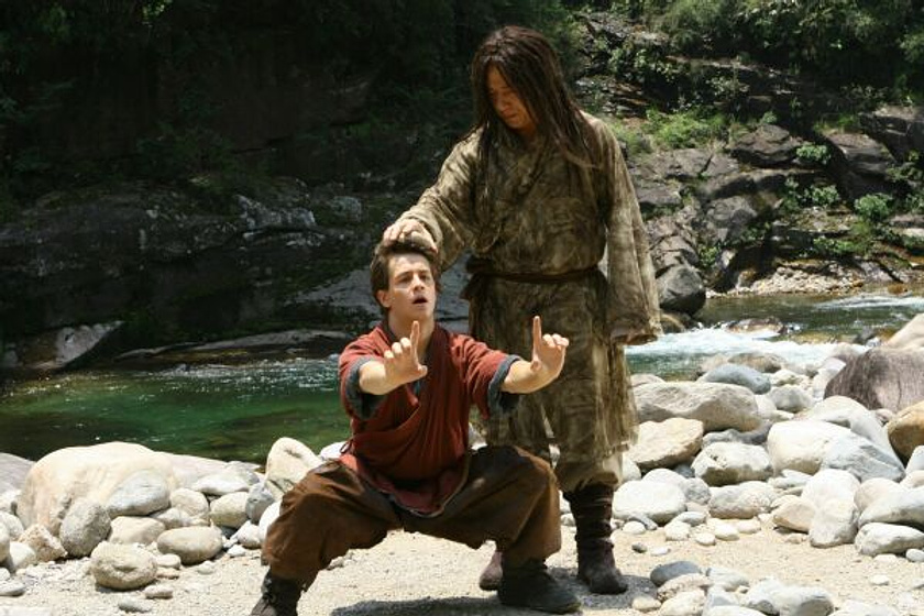 Jackie Chan y Michael Angarano en El Reino Prohibido
