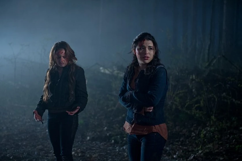 Nicole Muñoz y Brittney Wilson en scarecrow-la-maldicion-del-espantapajaros