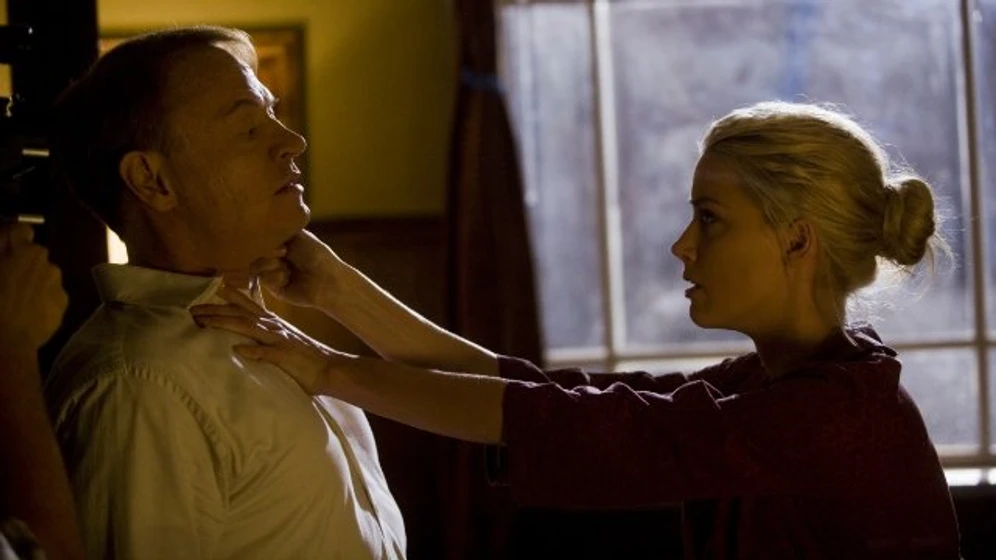 Jared Harris y Amber Heard en Encerrada