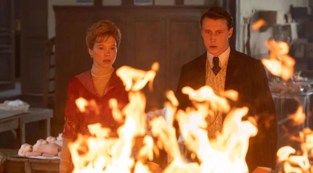 George MacKay y Léa Seydoux en la-bestia