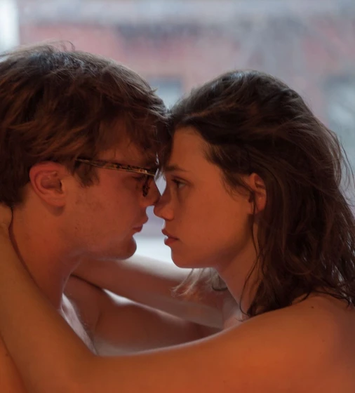 Michael Pitt y Astrid Berges-Frisbey en origenes