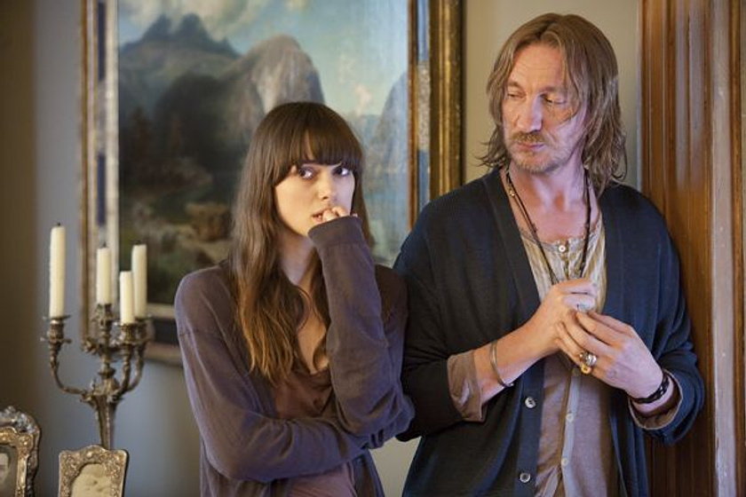 Keira Knightley y David Thewlis en London Boulevard
