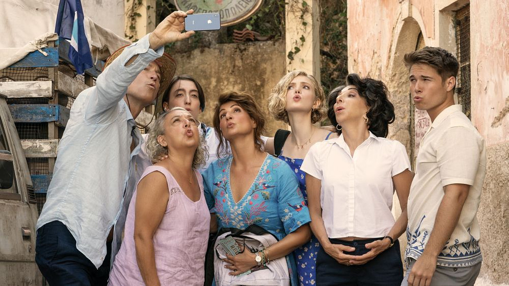 Nia Vardalos, John Corbett, Andrea Martin, Elena Kampouris, Mandylor Louis y Elias Kacavas en Mi Gran Boda Griega 3