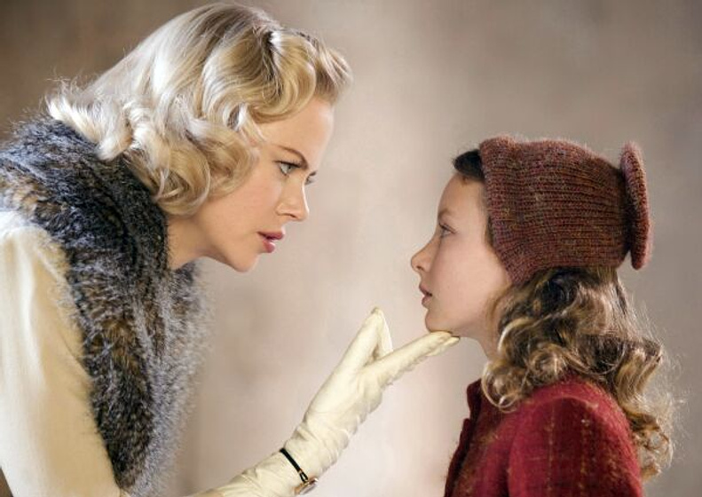 Nicole Kidman y Dakota Blue Richards en La Brújula Dorada