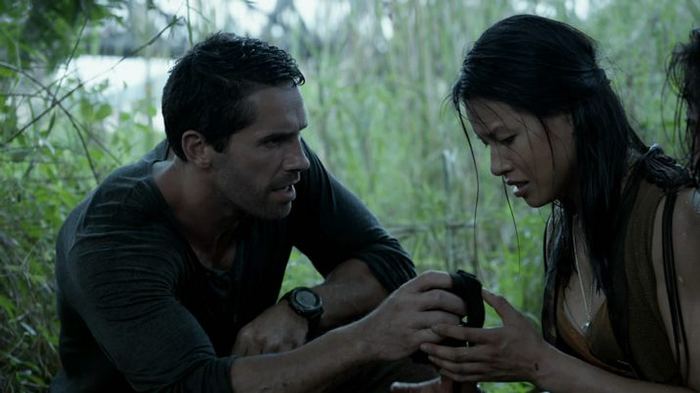 Scott Adkins y Ann Truong en Blanco Humano 2