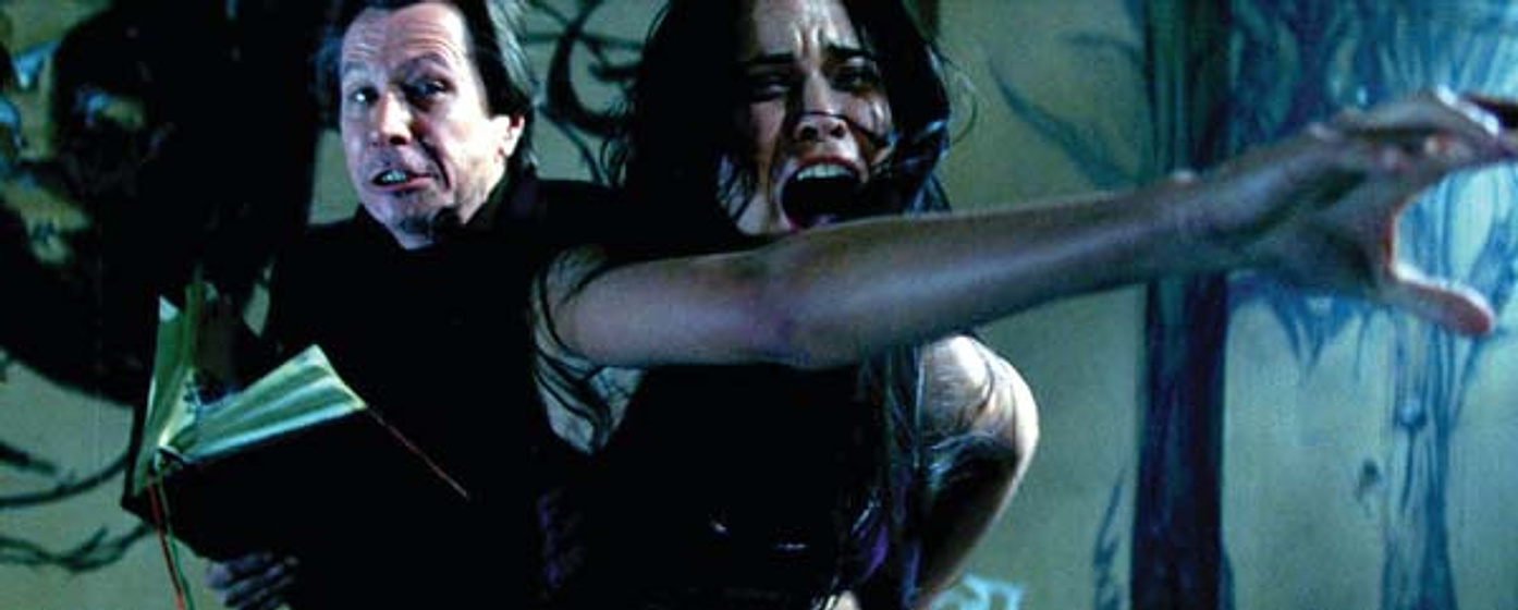 Gary Oldman y Odette Yustman en La Semilla del Mal
